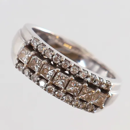 Ring med prinsesslipade diamanter samt briljantslipade totalt 0,95ctv enligt gravyr stl:17 bredd 3-7mm GHA behov av omrodiering vitguld 18K.  Vikt: 6,8 g