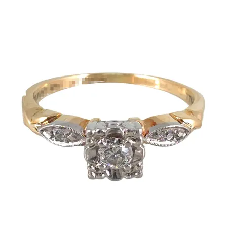 Dansk vintage Diamantring i 14K guld, fattningar i Palladium, Diamanter 1 x 0,10ct + 2 x 0,005ct, stl:17½ mm, bredd 1,3 - 5 mm, fint skick, invändig gravyr daterad 1927 Vikt: 2,7 g