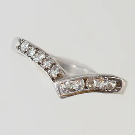 Ring med vita stenar stl:15½ bredd 3mm silver 925/1000 Vikt: 1,2 g