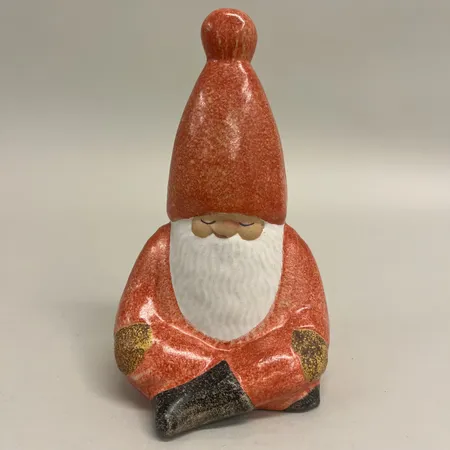 Figurin, Yogatomte röd höjd 15cm, signerad Lisa Larson (1931-2024), K-studion Gustavsberg, delvis glaserat stengods