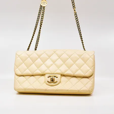 Väska Chanel Timeless Classic ca 2012-2013 stl:30x18x5cm cremevit quiltad skinn detaljer antikpatinerad gulmetall numrerad bruksslitage