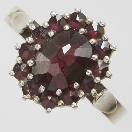 Ring med granater stl:17¼, bredd: 2,2-13,2mm, något skev, silver 830/1000 Vikt: 2,7 g