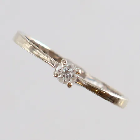 Ring med diamant 1 x 0,10ct stl:16 bredd 1,5-3mm vitguld 14K. Vikt: 0,9 g