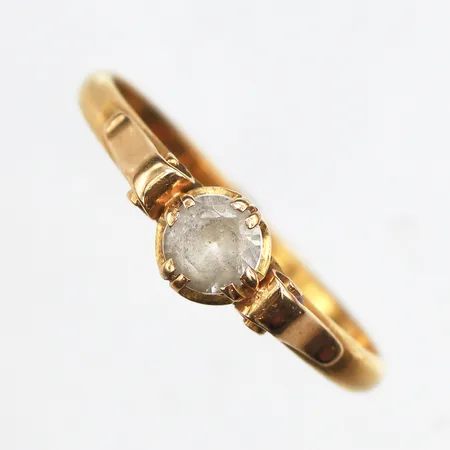 Ring med sten, stl: 19, bredd ca 2mm, 18K. Vikt: 3 g