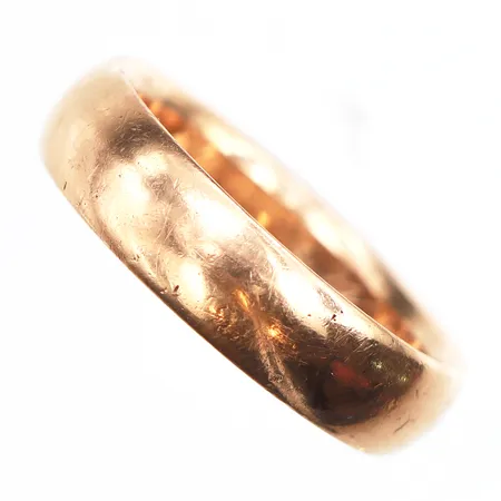 Ring, stl:18¾, bredd ca 5,4mm, gravyr, 18K. Vikt: 7,4 g
