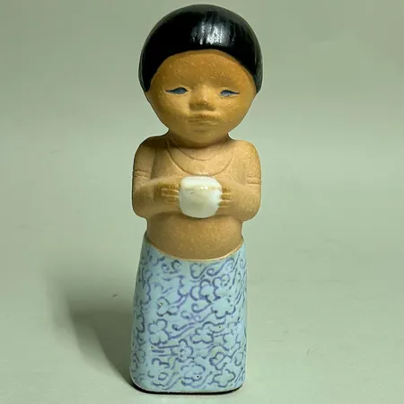 Figurin "Maria" Lisa Larson för Rörstrand ur serien All Världens Barn, same, höjd 14cm, stämplar, delvis glaserat stengods