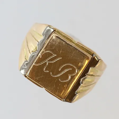 Ring med bokstäverna KB stl:20½ bredd 15mm 18K Vikt: 18,3 g