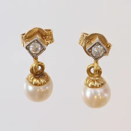 Örhängen med pärlor samt vita stenar 15x5mm 18K Vikt: 1,8 g