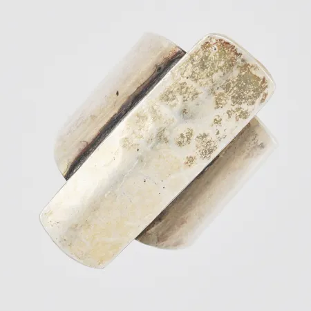 Ring med hamrad dekor stl:15, bredd 5-25mm, skev, silver 925/1000 Vikt: 6,6 g
