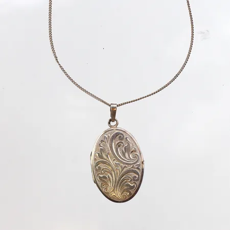 Kedja med hänge medaljong, längd ca 48cm, 835/1000 silver. Vikt: 14,9 g