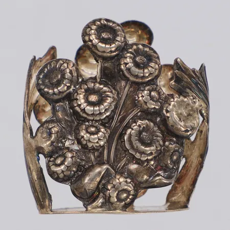 Objekt med blombukett i relief, höjd 39mm, bredd 35mm, engelska stämplar, 925/1000 silver Vikt: 13,4 g