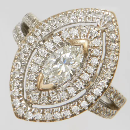 Ring med 81 diamanter 1,02ctv enligt gravyr, 1 x ca.0,50ct navettslipad, ca.Cr (J) / SI2 samt 80 x ca.0,0065ct, stl:15¾, bredd: 2,5-19,7mm, storleksändrad, behov av rodiering, vitguld/rödguld, 18K Vikt: 6,6 g