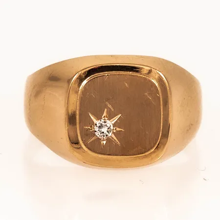 Klackring med vit sten stl:19 bredd 3-13mm, gravyr, 18K 3,3g. 