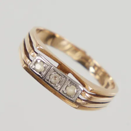 Ring med vita stenar stl 17¾, bredd 2,4-5,8mm, 18K Vikt: 3,7 g