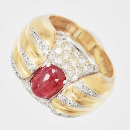 Ring med caboconslipad rubin ca 2,80ct, samt briljantslipade diamanter totalt ca 1,35ct, stl: 18, spricka i skena, tillverkad av H.W. Landelius, Stockholm 1951 Vikt: 9,3 g