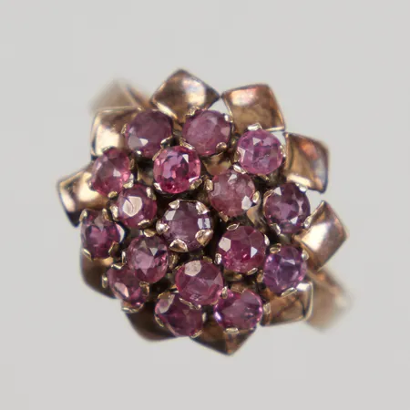 Ring med rosa stenar, stl 18, bredd 2,6-16mm, höjd 9,5mm, något missfärgad skena, lödningsmärke, 14K. Vikt: 3,4 g
