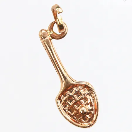 Hänge tennisrack, längd ca 23,8mm, bredd ca 7,5mm, öppen ögla, 18K. Vikt: 1,1 g