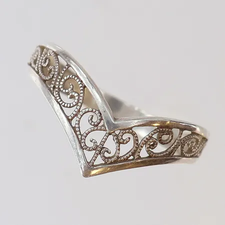 Ring med genombruten mönsterdekor stl:20 bredd 8mm silver 925/1000 Vikt: 1,7 g