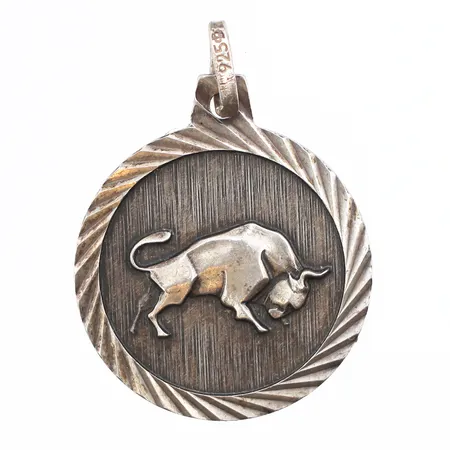 Hänge oxe, längd ca 23,8mm, bredd ca 18,2mm, 925/1000 silver. Vikt: 2,9 g