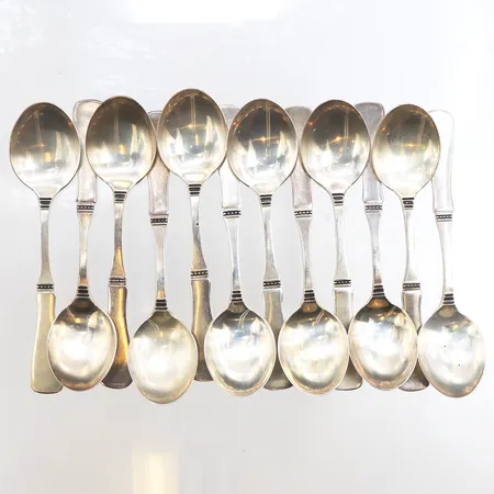 12 silverskedar, längd ca 11cm, 830/1000 silver. Vikt: 140 g