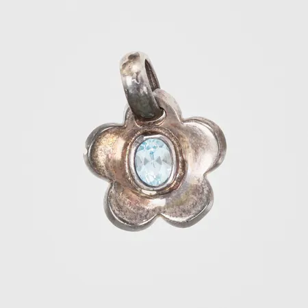 Hänge blomma med ljusblå sten, längd 20mm, bredd 15mm, ostämplat silver  Vikt: 4,3 g