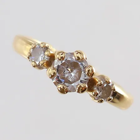Ring med vita stenar stl:15¼ bredd 2,5-6mm urgrävd skena 18K. Vikt: 1 g