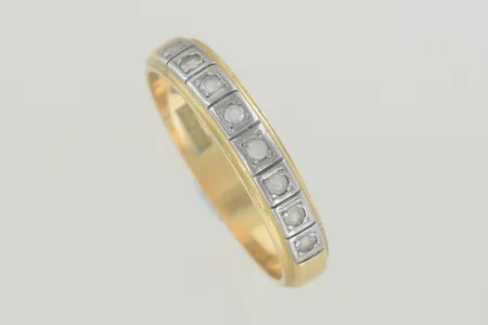 Ring med stenar stl: 17 bredd 4 mm, 18K Vikt: 3 g