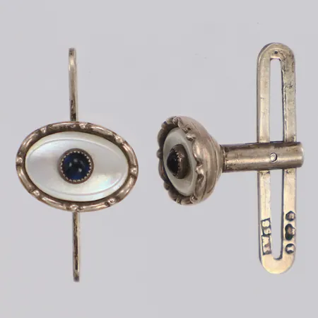 Ett par skjortknappar med pärlemor och blå stenar, längd 10,6mm, Konrad Wahlström, Stockholm år 1944, 830/1000 silver Vikt: 2,6 g