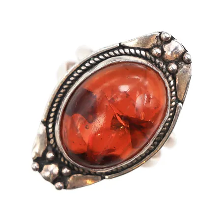 Ring med bärnsten, stl:17½, bredd ca 2,7-26,4mm, 925/1000 silver. Vikt: 8 g