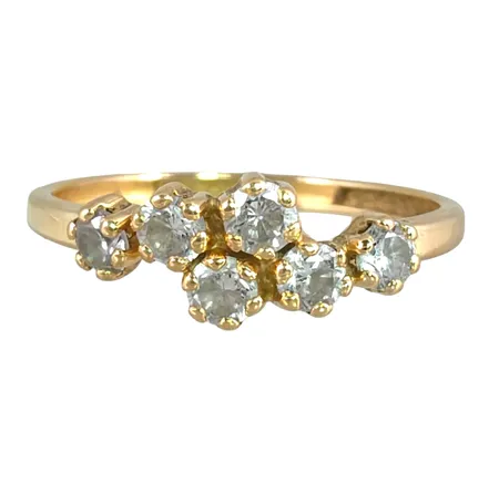 Ring i 18K guld med vita stenar Guldsmed (GHA), stl: mellan 19½ och 19¾ mm, bredd 2-7 mm, fint skick, stenar utan anmärkning Vikt: 1,2 g