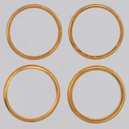 4 Ringar, släta, gravyr, repor 23K Vikt: 25,1 g