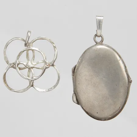 1 Medaljong 40,7x23,1mm, saknar plastinsatser, 1 Hänge 30,5x25,5mm, silver 835/1000 Vikt: 10,7 g