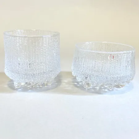 2 Skålar Ittala modell Ultima Thule olika storlekar höjd 5cm Ø8cm+ höjd 6cm Ø7cm design av Tapio Wirkkala, ena delvis etikett märkt Skickas med postpaket.