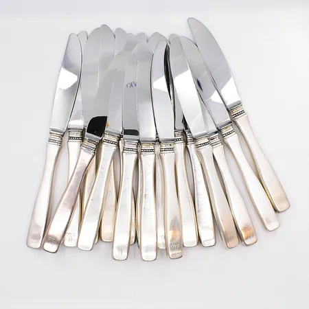 18 Bordsknivar modell Uppsala längd 20,8cm graverade stålblad silver 830/1000 Vikt: 1262,3 g