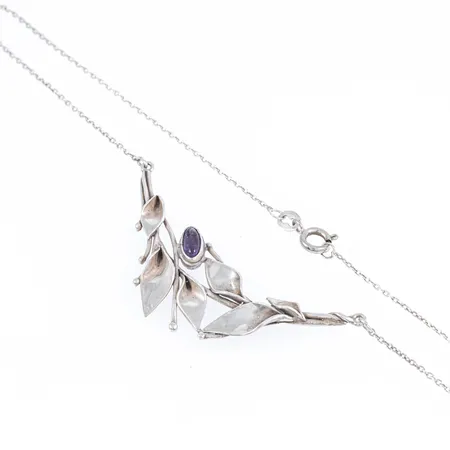 Collier med integrerat hänge: lövdekor och ametist, längd 43cm bredd 1,4mm, hängets mått 65x22mm, silver 925/1000 7,8g.