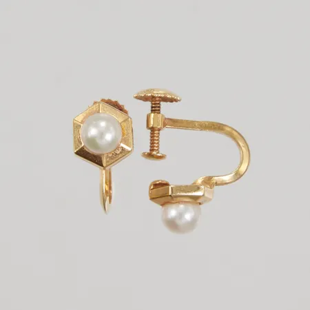 Ett par örhänen med pärlor, ca 10mm, skruvlås, 18K Vikt: 1,9 g