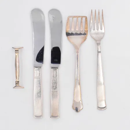 2 Smörknivar modell Rosenholm längd 16cm stålblad 1 smörhund 2 udda gafflar silver 830/1000 Vikt: 154 g