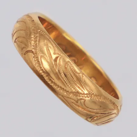 Ring med mönsterdekor, stl:15¼, bredd 4,9mm, gravyr, 18K Vikt: 4,9 g