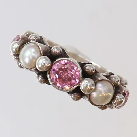 Ring KUMKUM med rosa stenar samt odlade pärlor stl:17½ bredd 8mm silver 925/1000 Vikt: 9,7 g