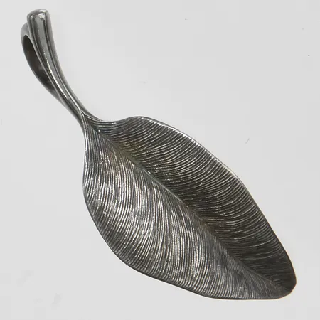 Hänge Ole Lynggaard Leaves Pendant Mini, design: Charlotte Lynggaard, 30x11mm, oxiderat silver 925/1000, originaletui, Nypris 1900kr Vikt: 1,2 g