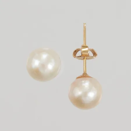 Ett par örhängen med odlade pärlor Ø ca 8,5mm, 18K Vikt: 2,6 g