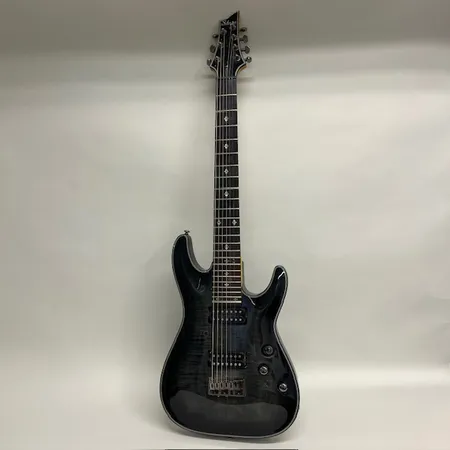 Elgitarr Schecter Diamond series, ser. nr 1W14030157, made in Indonesia SGR, en sträng saknas, borrhål i bakplatta och lagningar på framsida, limrester, hårt fodral med nyckel Skickas med Bussgods eller PostNord