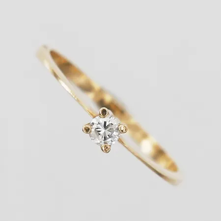 Ring med diamant 1 x ca 0,06ct, stl 14½, bredd 1,5mm, 18K. Vikt: 1 g