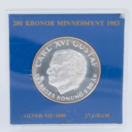Minnesmynt Carl XVI Gustaf Sveriges Konung i 10 år, år 1983, 200Kr, Ø36mm, i plastetui, silver 925/1000 27,0g. 