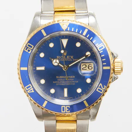 Herrur Rolex Submariner, stål/guld, 40mm, ref: 16613, snr E719808, Cal 3135, verknr 5806083, boettnr 16610, safirglas, datum, oysterlänk stål/guld 93153-18 PJ12, viklås, glapp dykförlängning samt stängning, inga tillbehör. Vikt: 0 g