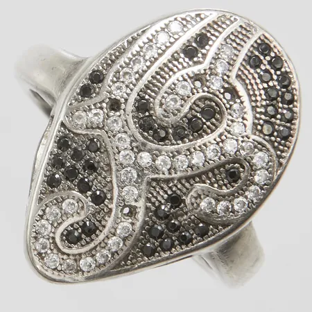 Ring med svarta samt vita stenar, stl:17¼, bredd: 2-21,7mm, några stenar saknas, silver 925/1000 Vikt: 5,2 g