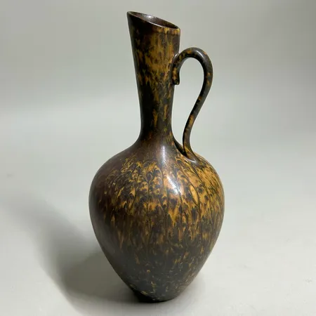 Hänkelvas / Kanna Gunnar Nylund serie "AUO" för Rörstrand höjd ca 17-18cm, signerad "GN", stengods