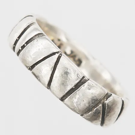 Ring med mönsterdekor, stl: 17½, bredd 5mm, silver 925/1000 Vikt: 5,6 g