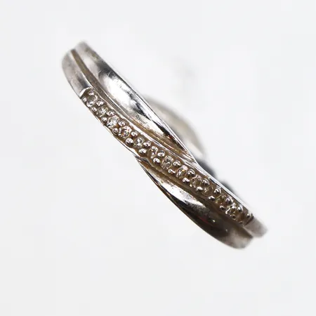 Ring med 13 diamanter ca 0,005ct st, stl:17, bredd ca 1,2-3,3mm, vitguld 18K. Vikt: 1,5 g