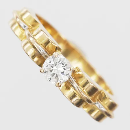 Ring med briljantslipad diamant 0,28ct enligt gravyr, kvalitet ca W(H)/SI, stl: 17¼, 18K guld, vikt 4,0gram Vikt: 4 g